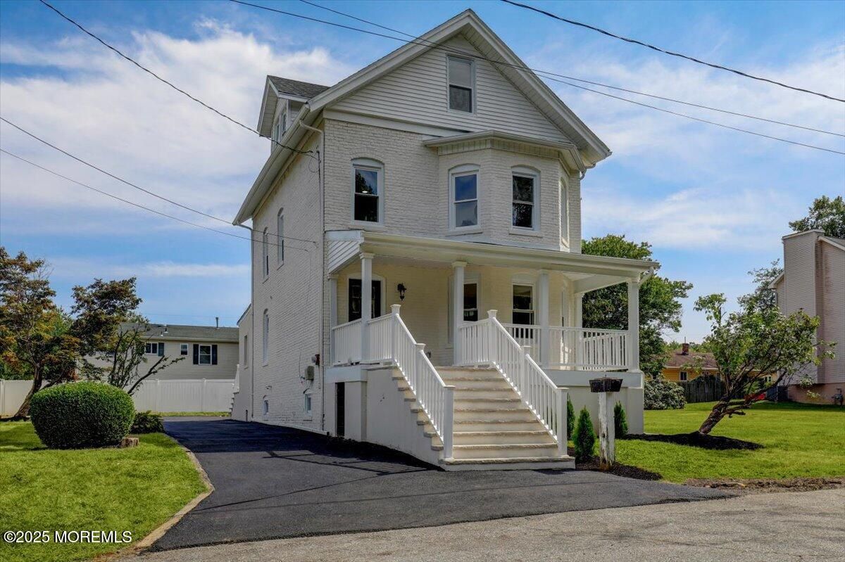 Exterior, Facade, Queen Anne Victorian