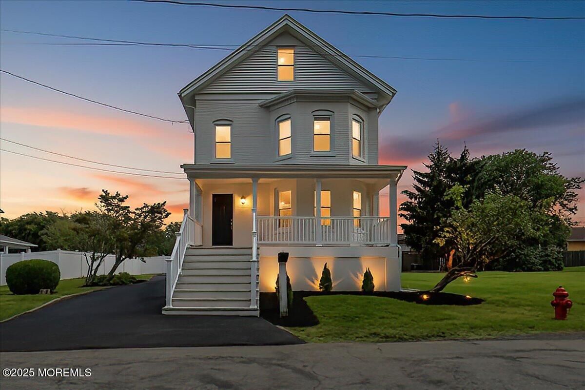 Exterior, Facade, Queen Anne Victorian