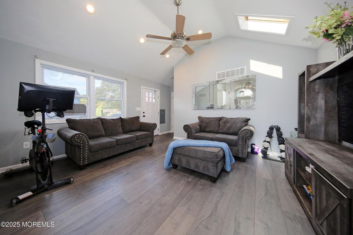 Fitness Equipment, Interior, Living room, Recessed Lighting, Wood Texture Flooring
