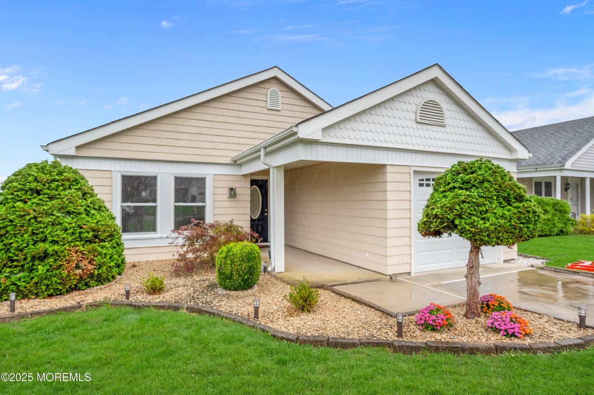 Attached, Exterior, Facade, American Craftsman