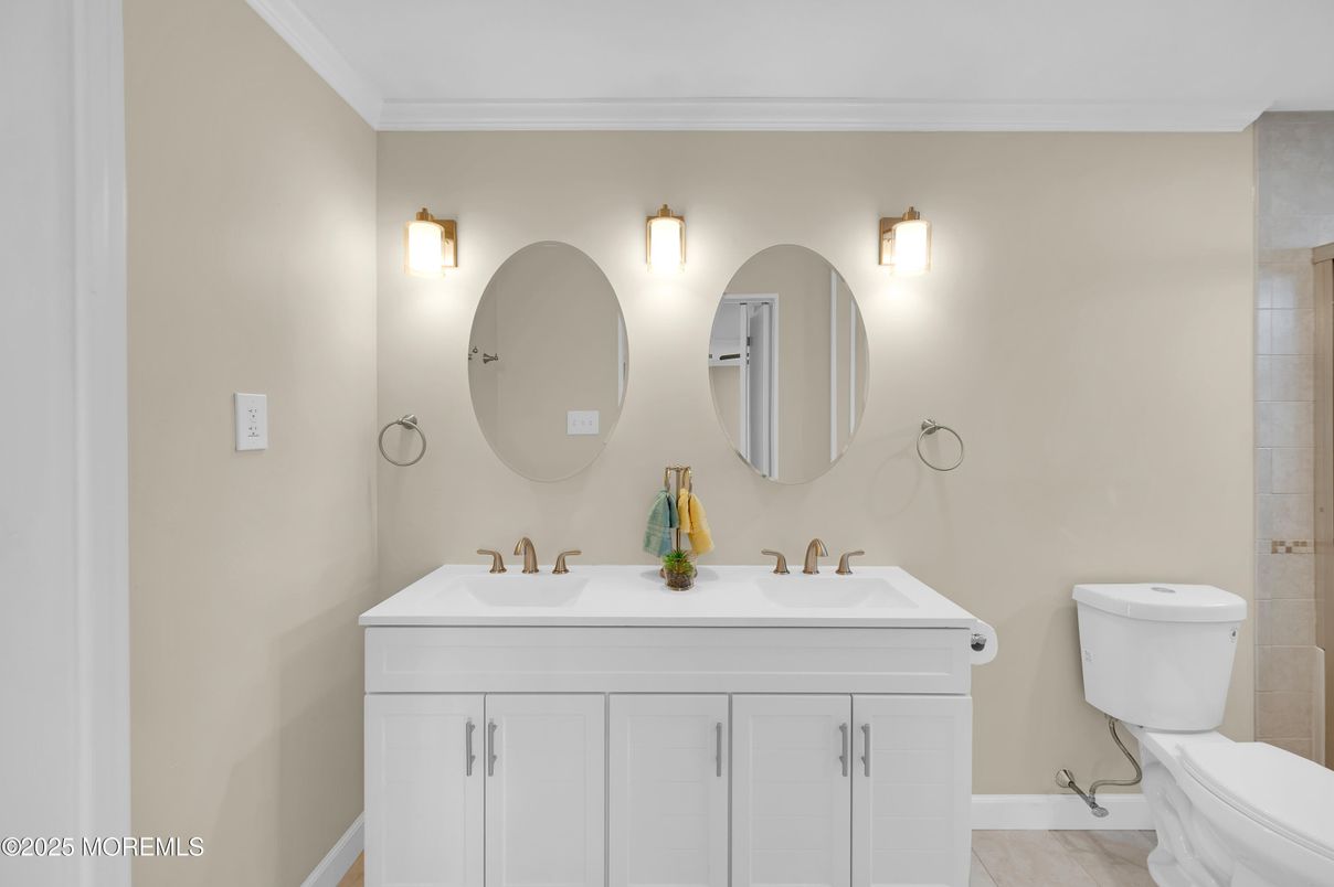 Bathroom, Dual Sink Vanities, Interior