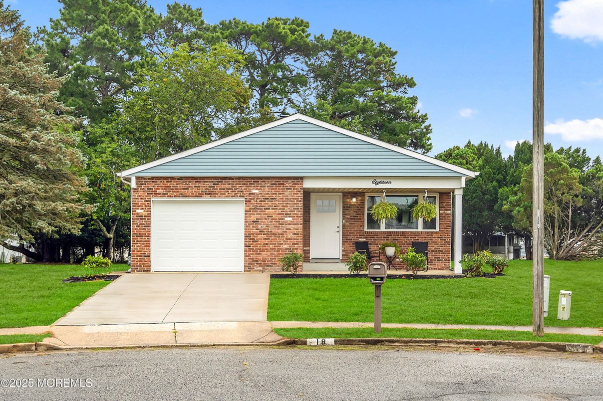 Attached, Exterior, Facade, Brick Facade, Ranch