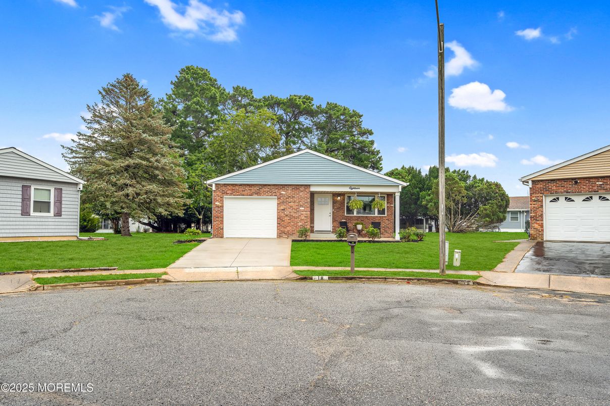 Attached, Exterior, Facade, Brick Facade, Ranch