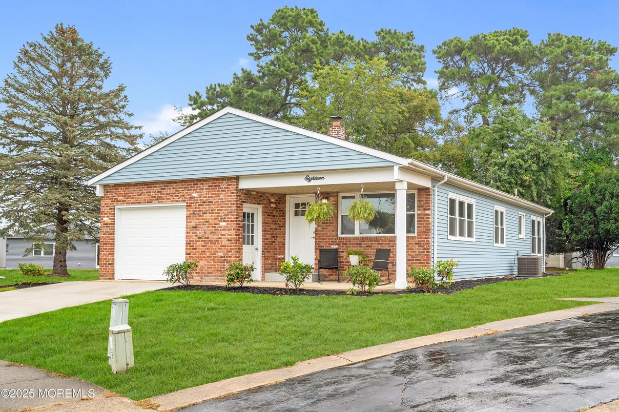 Attached, Exterior, Facade, Brick Facade, Ranch