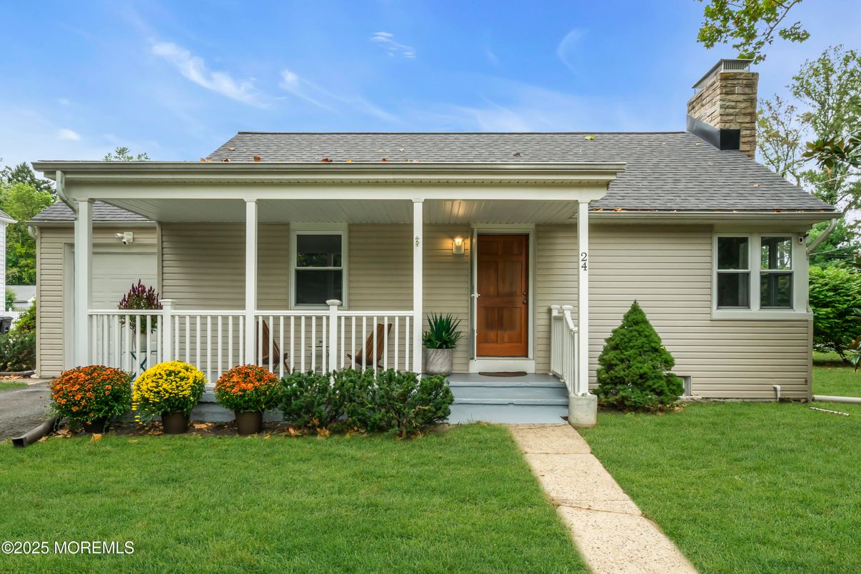 Exterior, Facade, Cape Cod