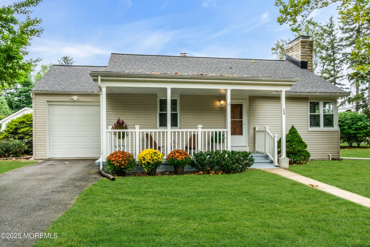 Attached, Exterior, Facade, Cape Cod