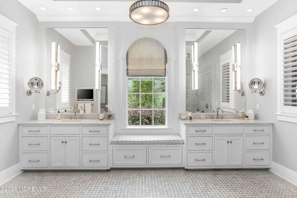 Bathroom, Dual Sink Vanities, Interior, Recessed Lighting