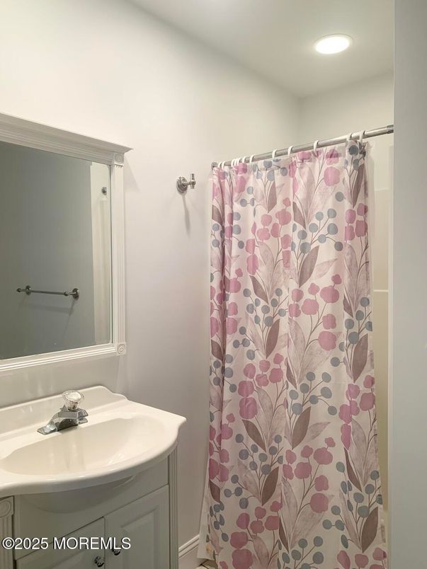 Bathroom, Interior, Recessed Lighting