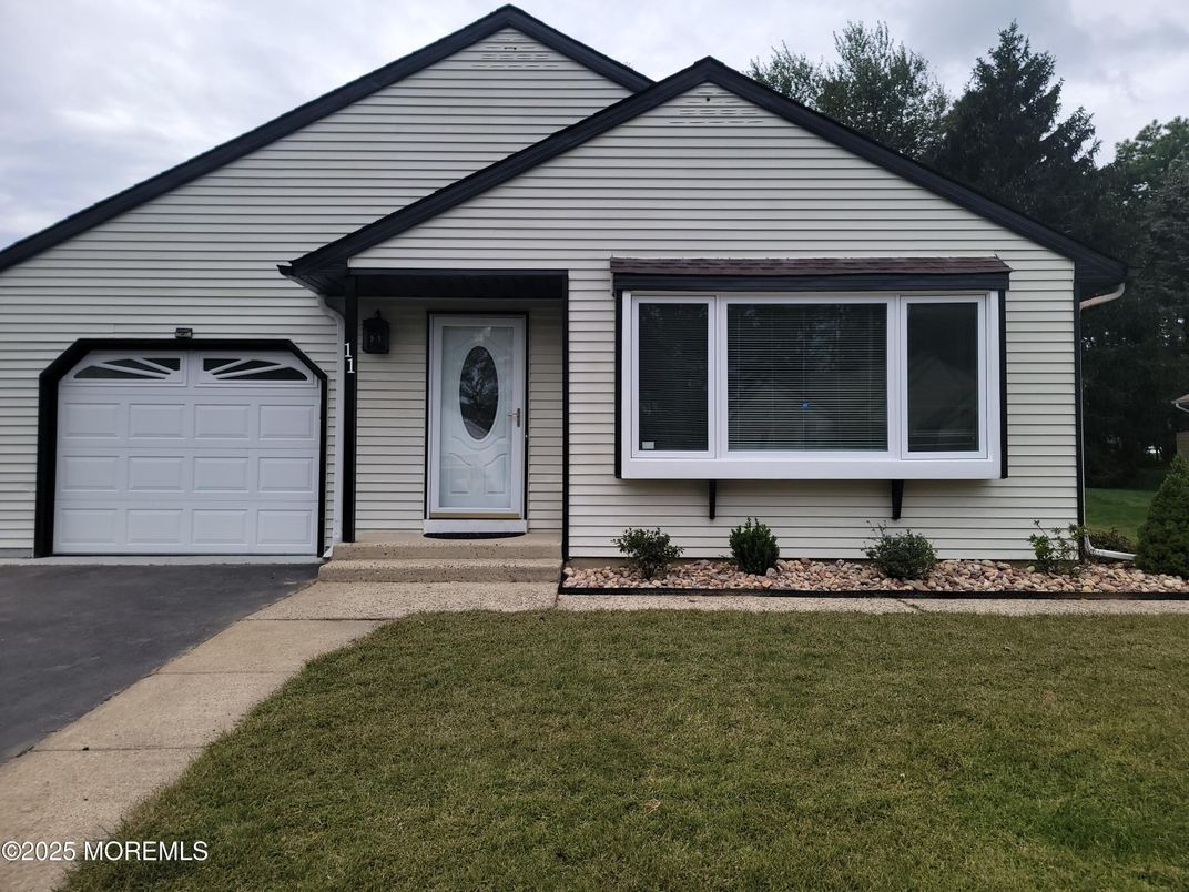 Attached, Exterior, Facade, None