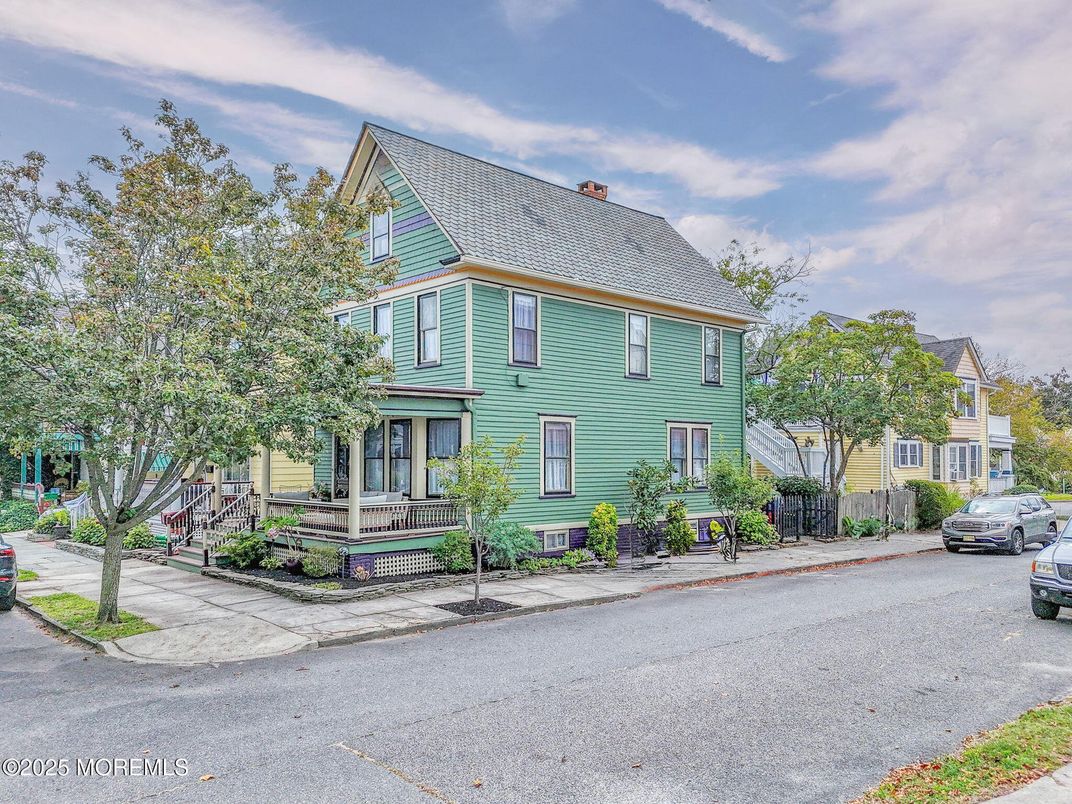Exterior, Facade, Queen Anne Victorian