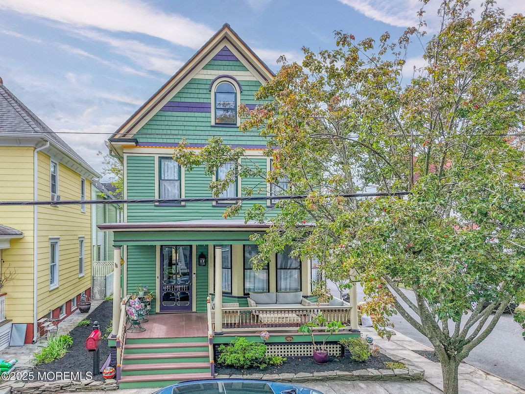 Exterior, Facade, Queen Anne Victorian