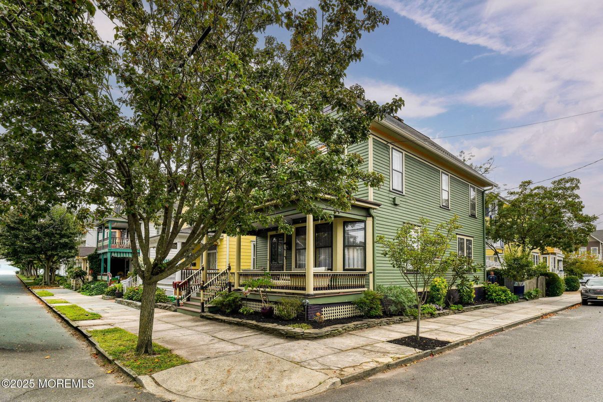Backyard, Exterior, Facade, Queen Anne Victorian