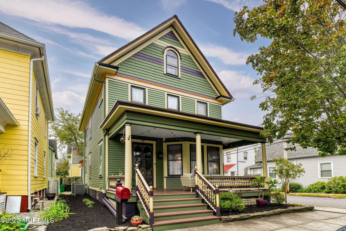 Exterior, Facade, Queen Anne Victorian