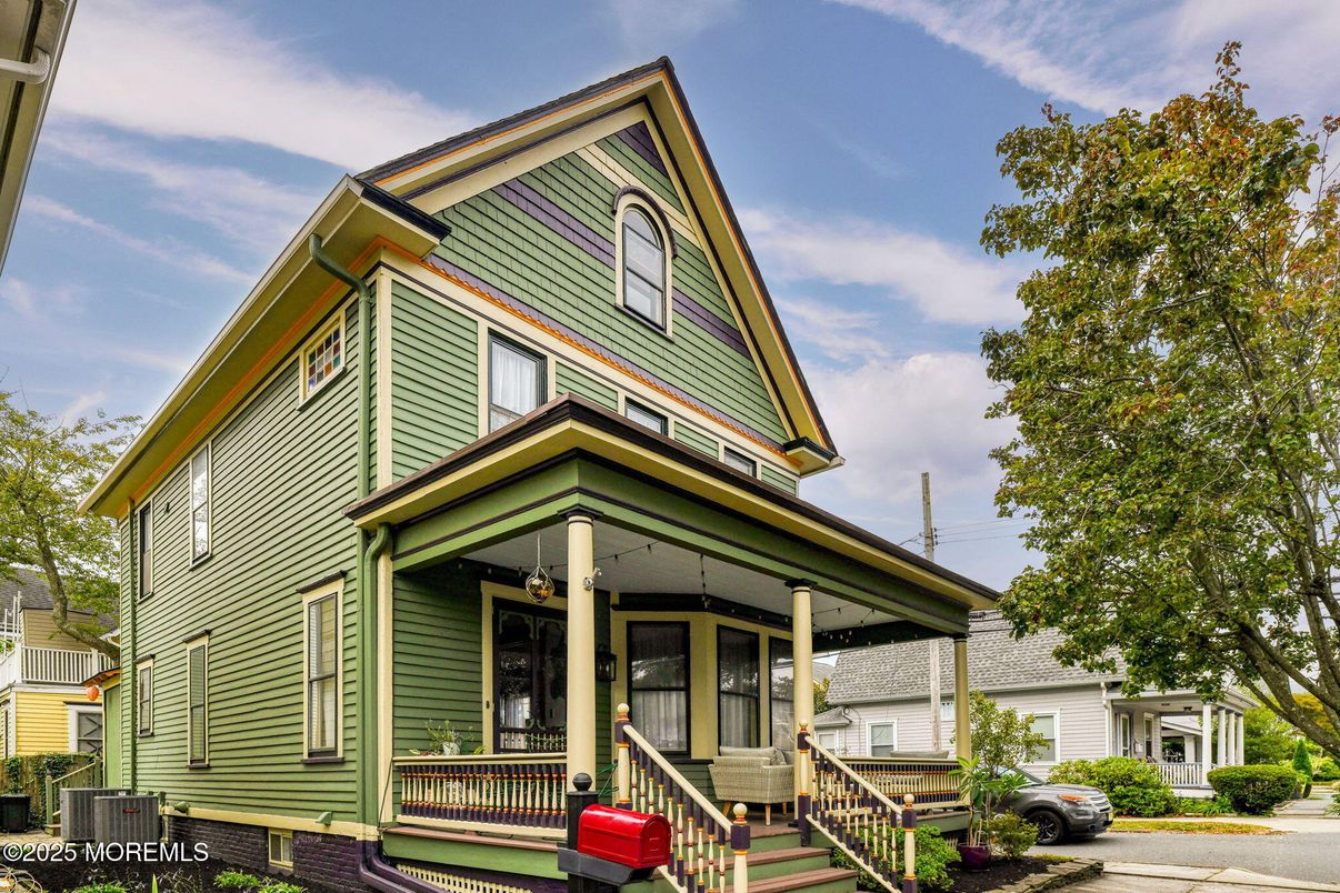 Exterior, Facade, Queen Anne Victorian