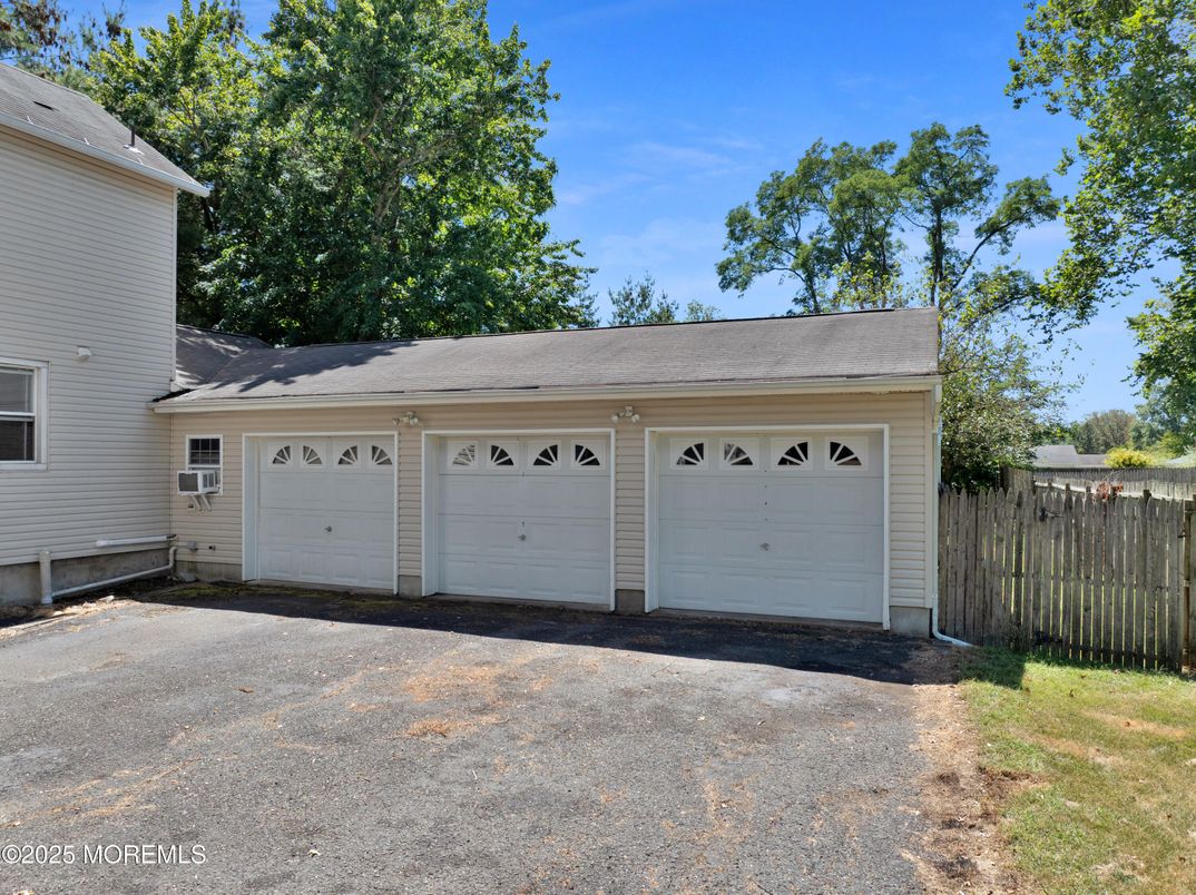 Detached Garage, Exterior