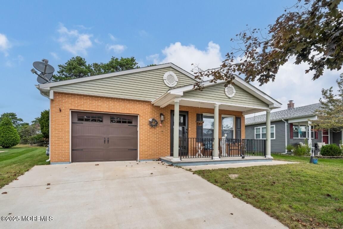 Attached, Exterior, Facade, Brick Facade, Ranch