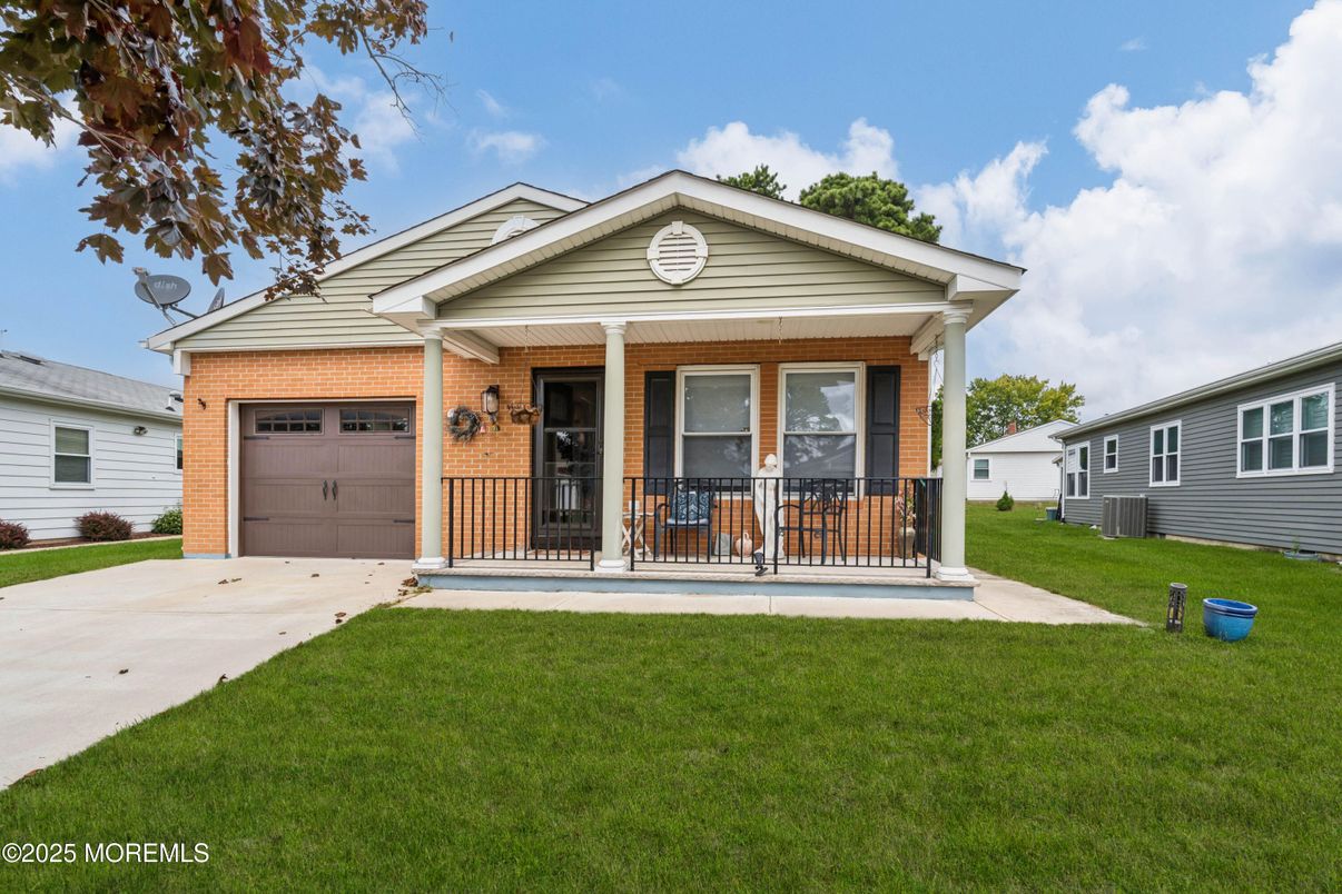 Attached, Exterior, Facade, Brick Facade, American Craftsman