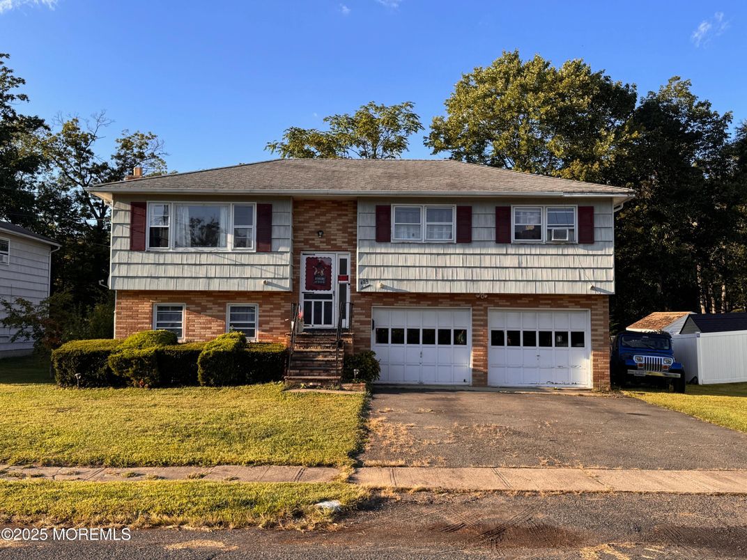Attached, Exterior, Facade, Brick Facade, Raised Ranch