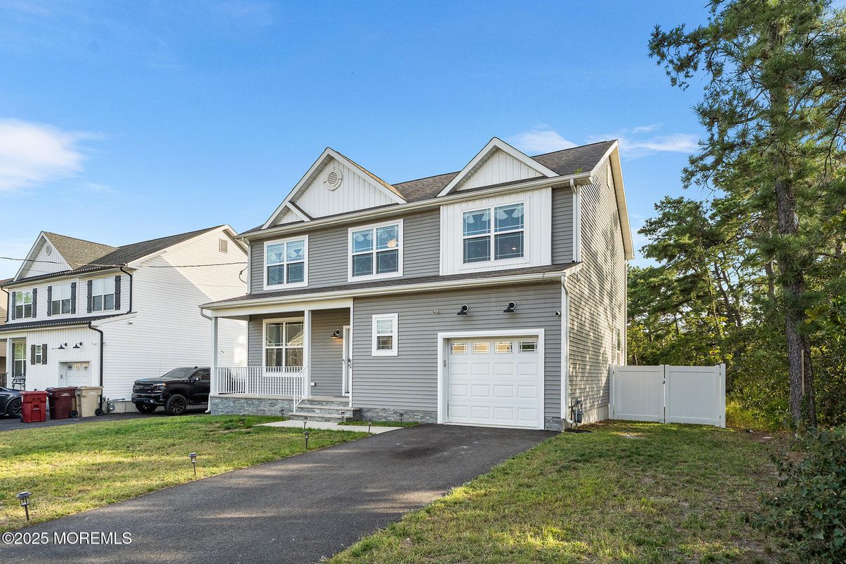 Attached, Exterior, Facade, Farmhouse