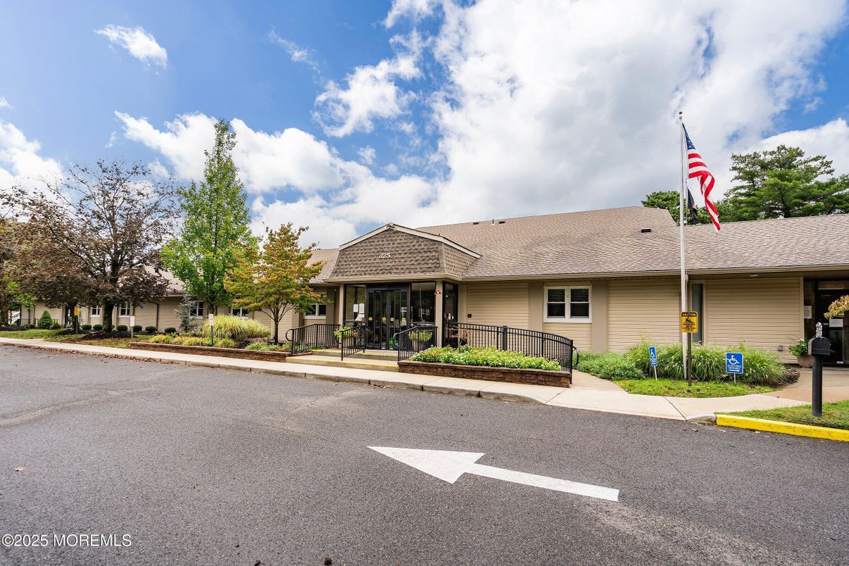 Exterior, Facade, Ranch