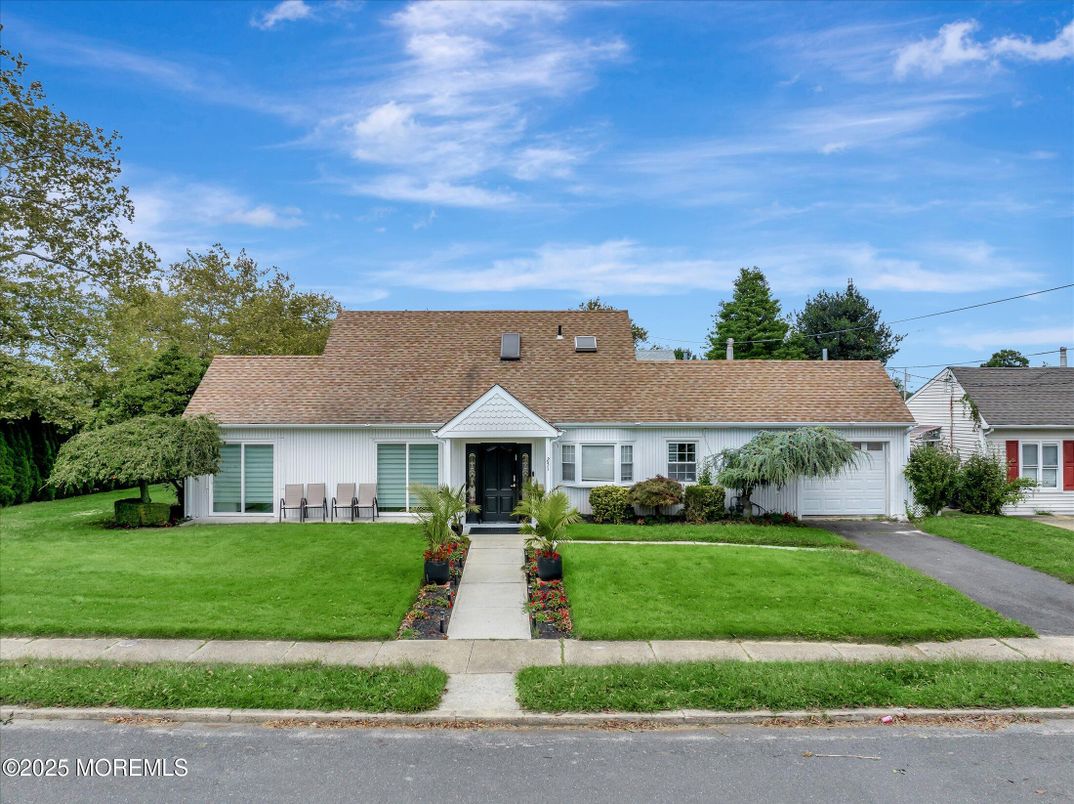 Attached, Exterior, Facade, Cape Cod