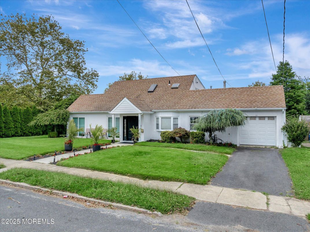 Attached, Exterior, Facade, Cape Cod