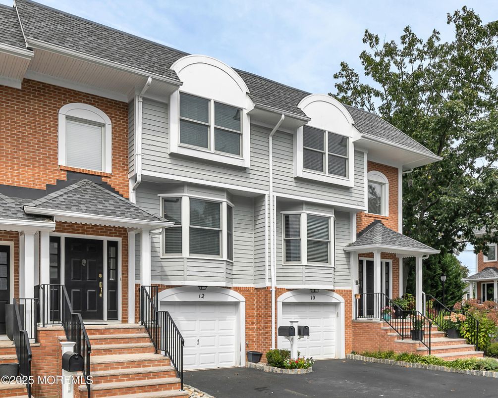 Attached, Exterior, Facade, Brick Facade, Queen Anne Victorian