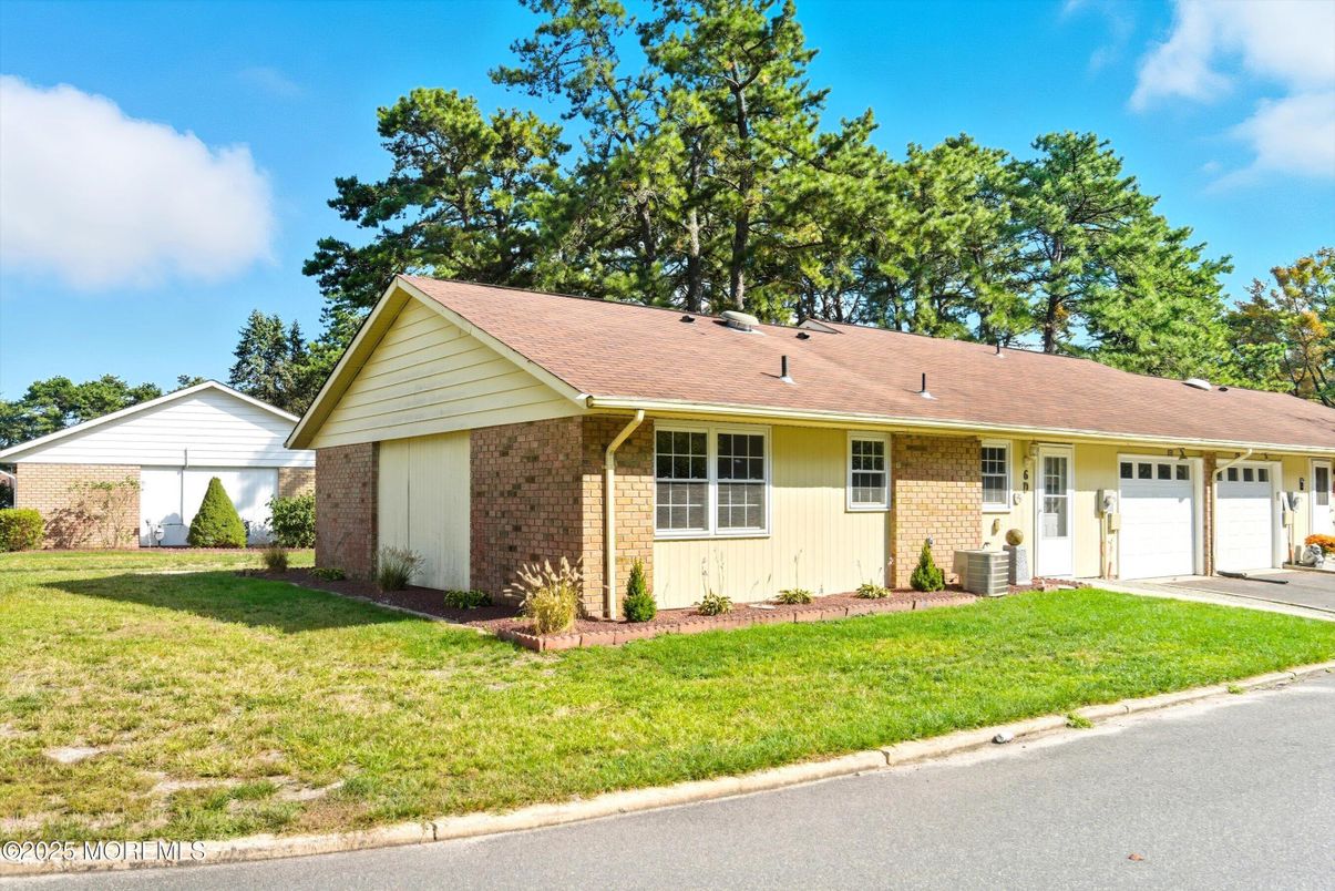 Attached, Exterior, Facade, Brick Facade, Ranch