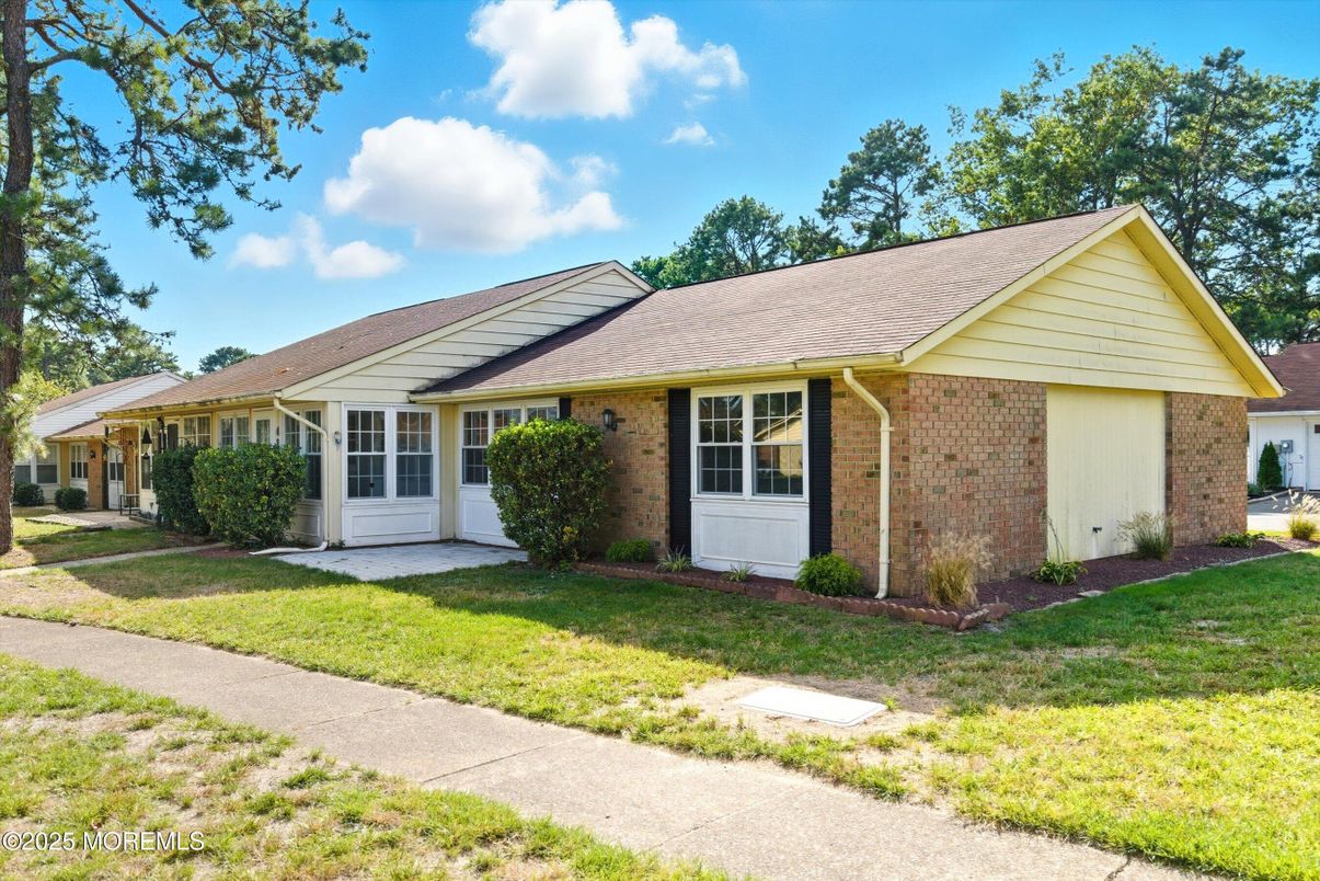 Exterior, Facade, Brick Facade, Ranch