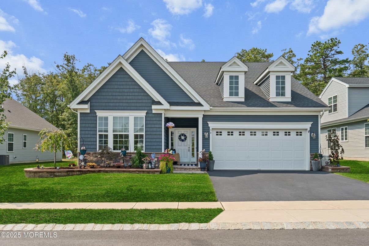 Attached, Exterior, Facade, Farmhouse