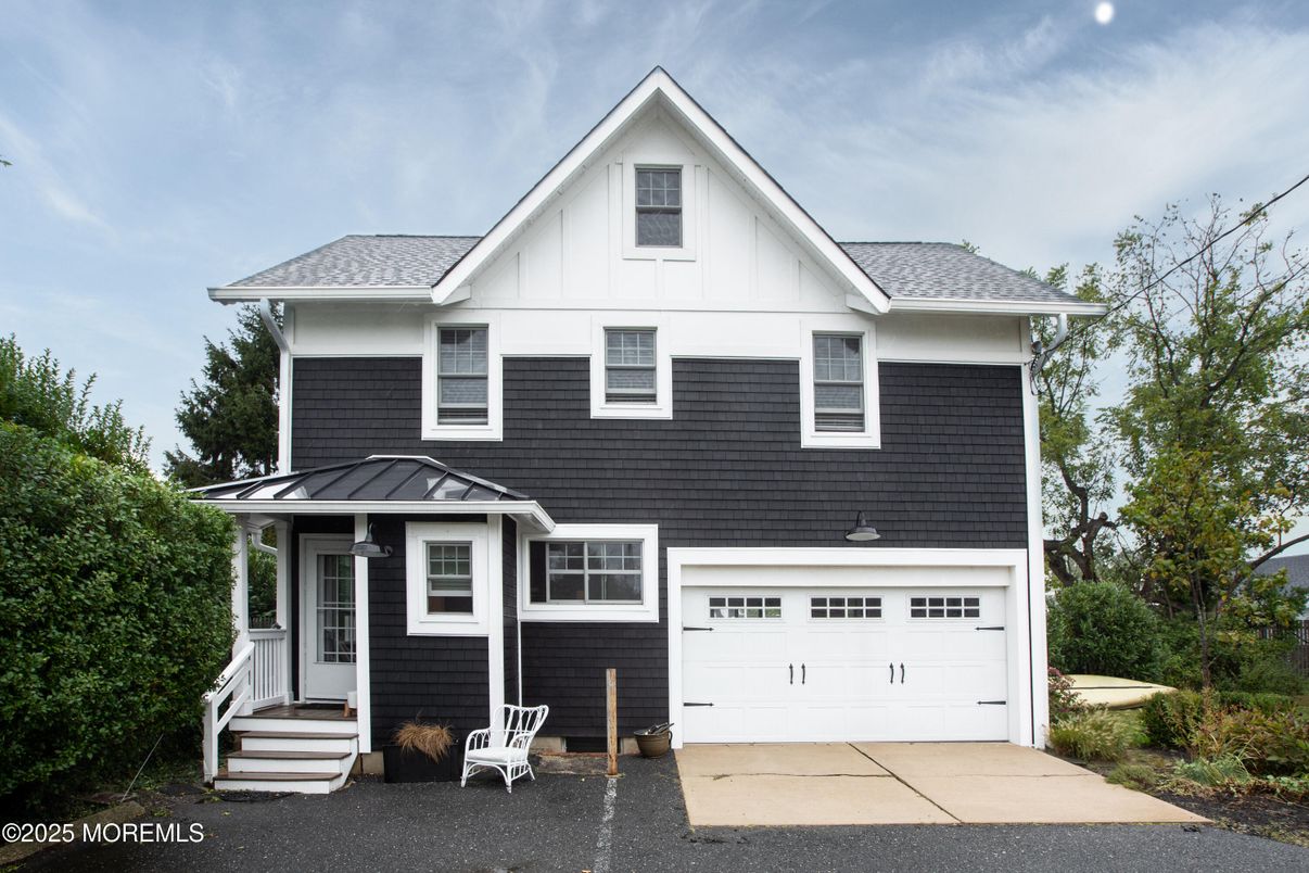 Attached, Exterior, Facade, Farmhouse