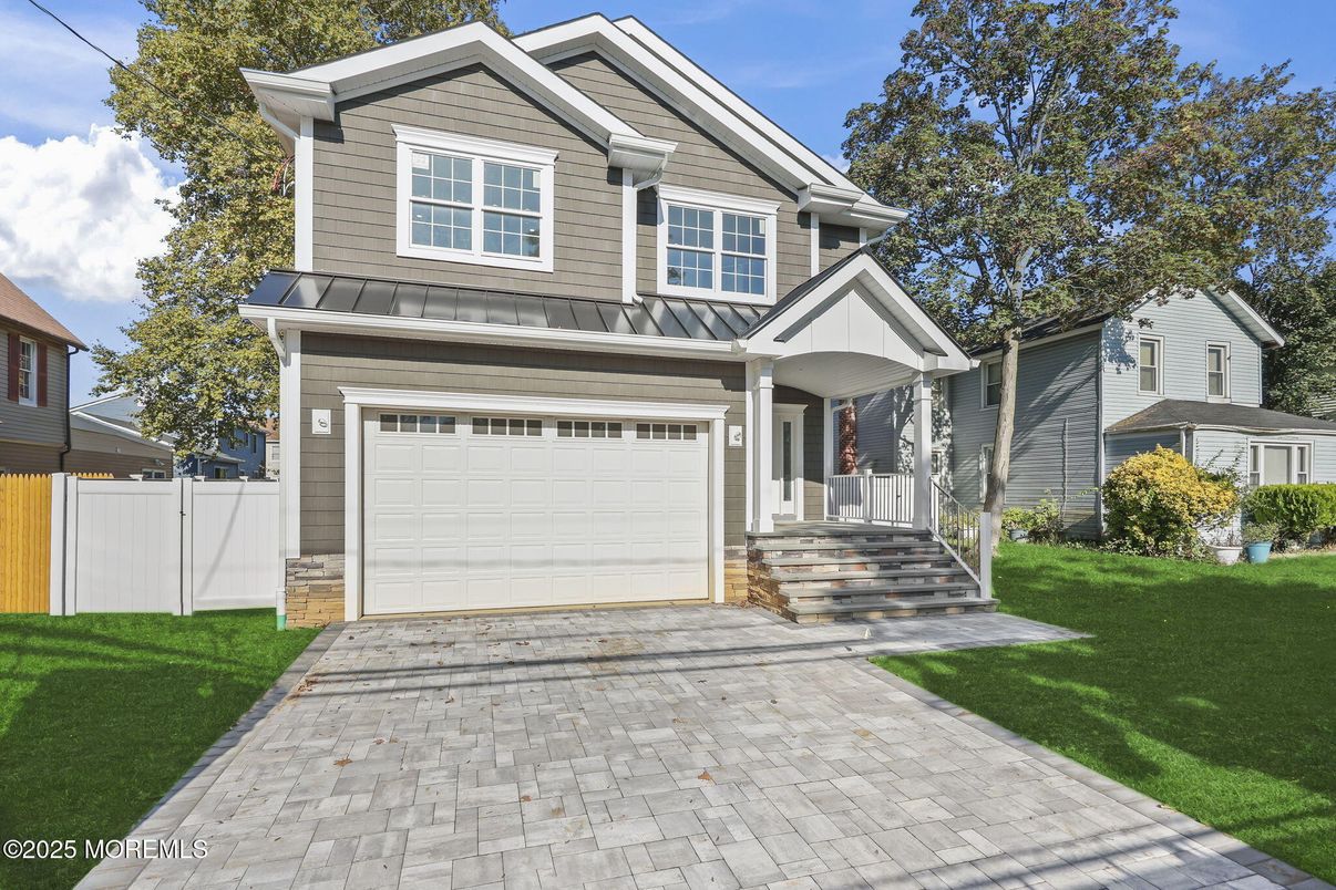 Attached, Exterior, Facade, American Craftsman