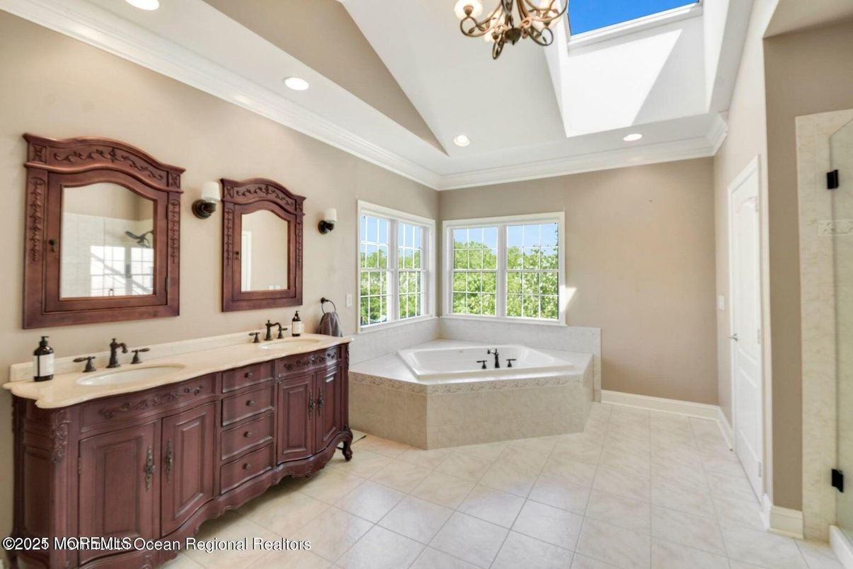 Bathroom, Dual Sink Vanities, Interior, Recessed Lighting