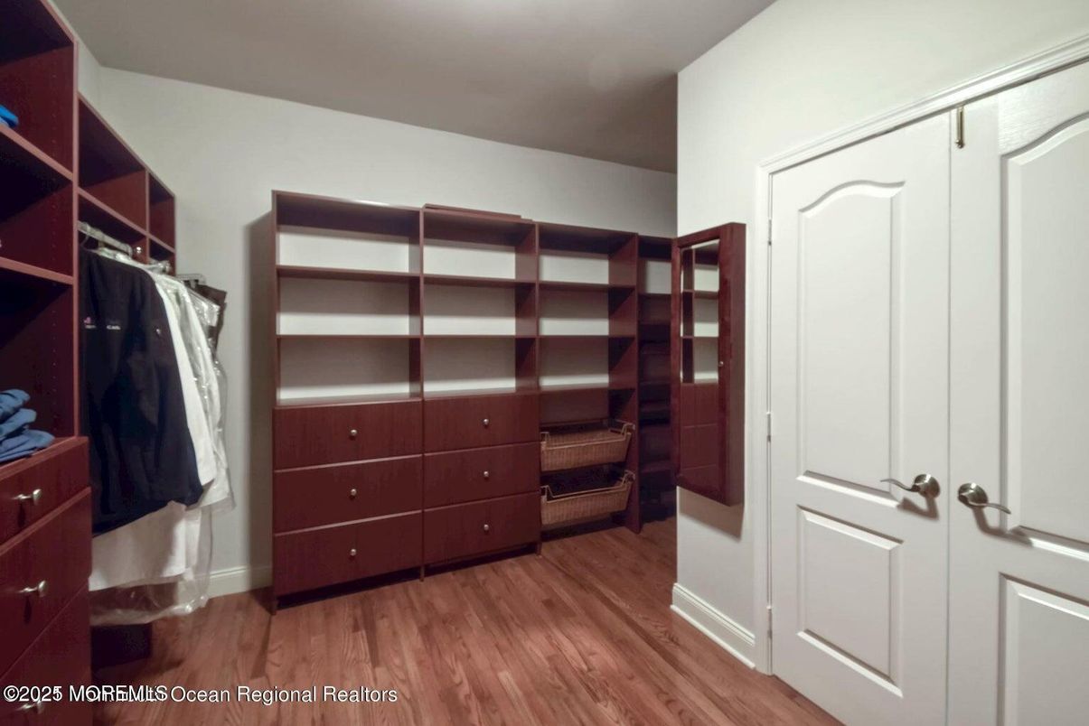 Interior, Walk-in Closets, Wood Texture Flooring