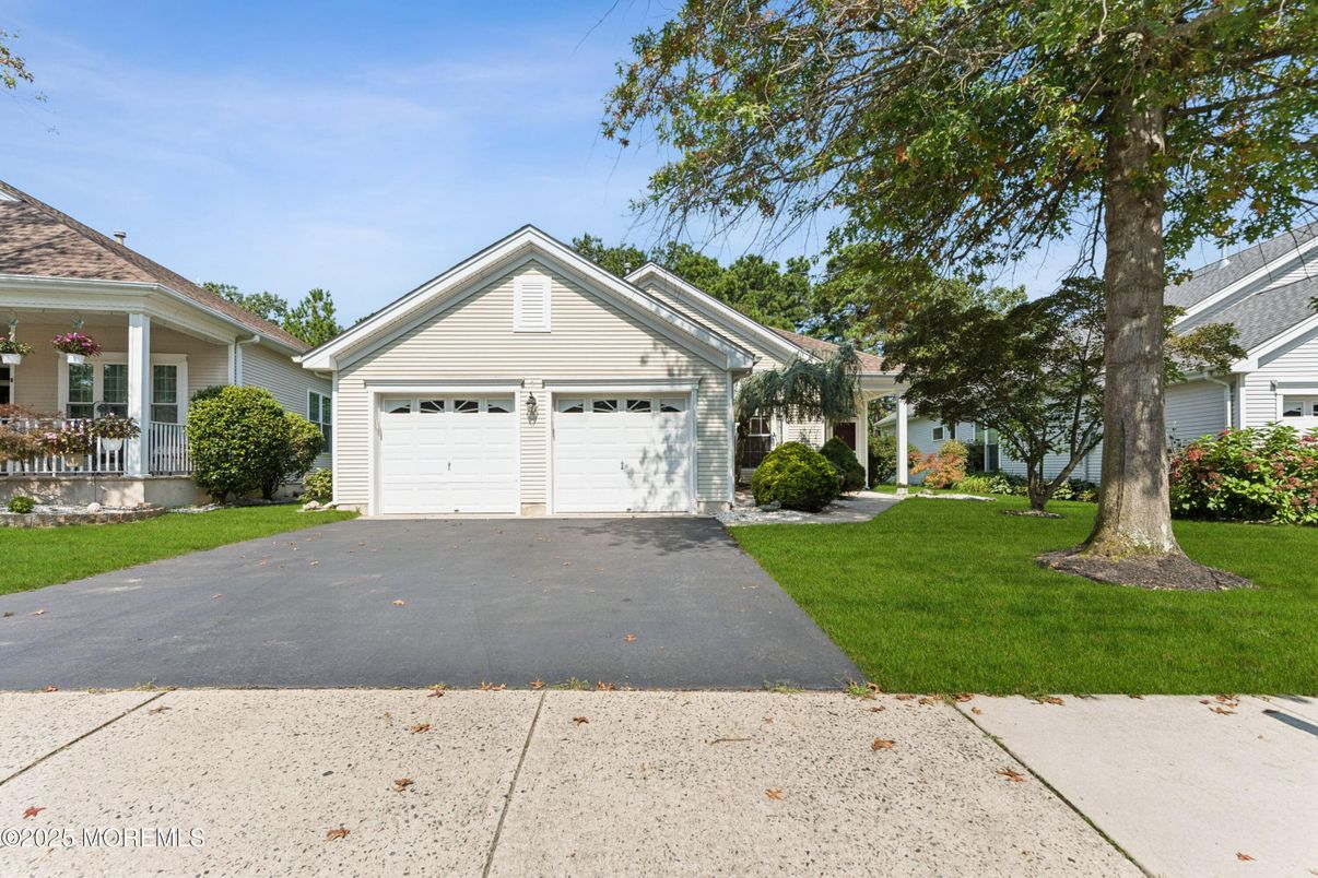 Attached, Exterior, Facade, Ranch