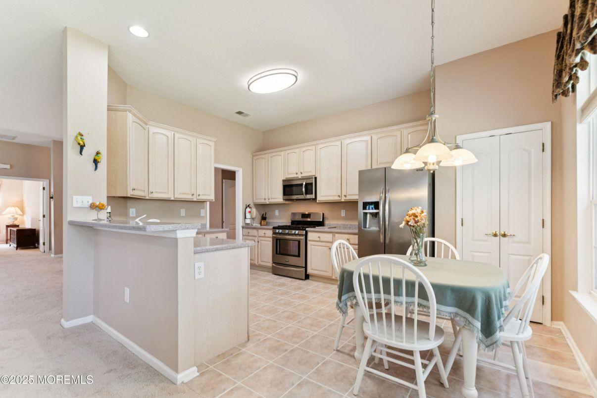 Dining room, Interior, Kitchen, Pendant Lights, Recessed Lighting, Stainless Steel Appliances