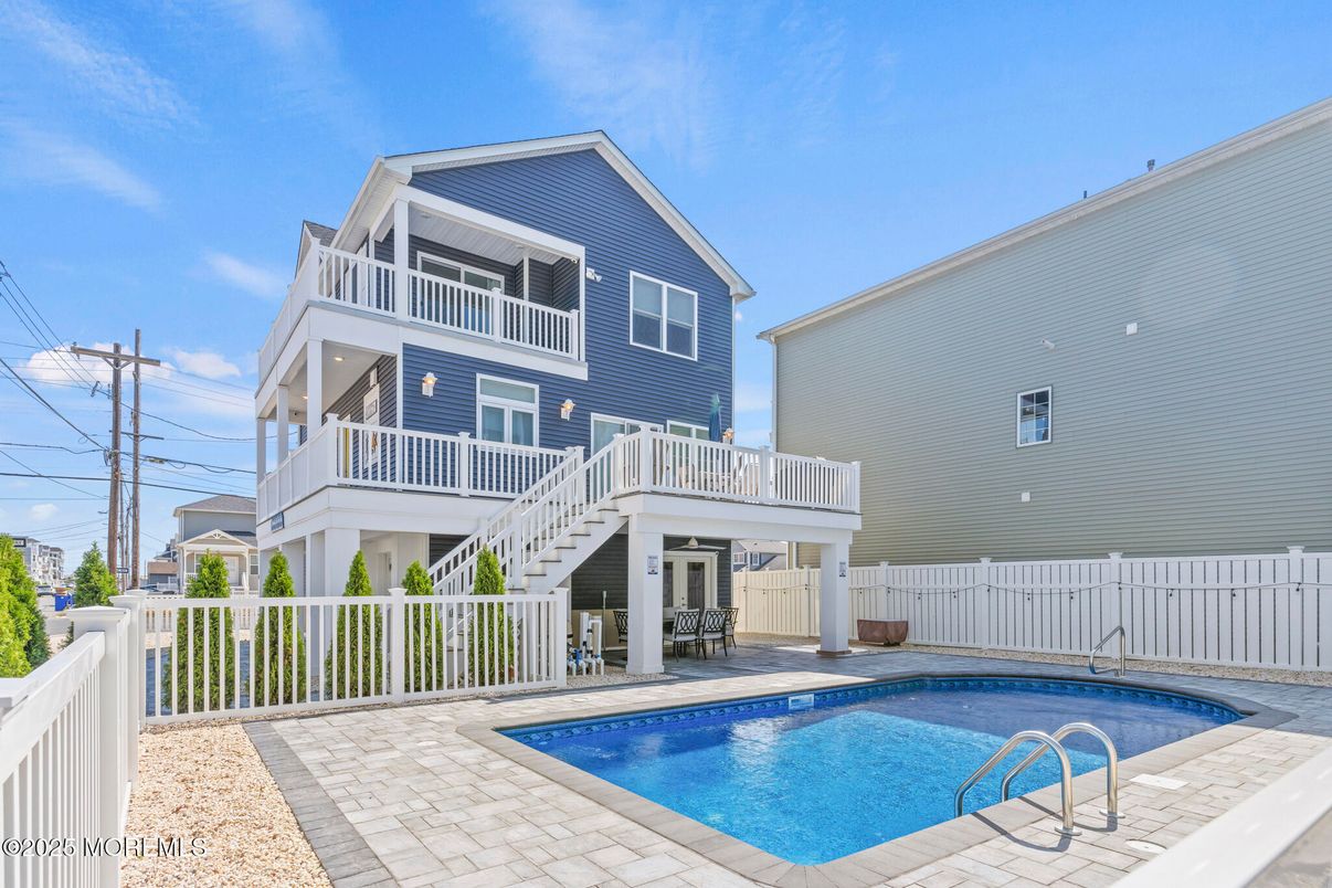 Exterior, Pool