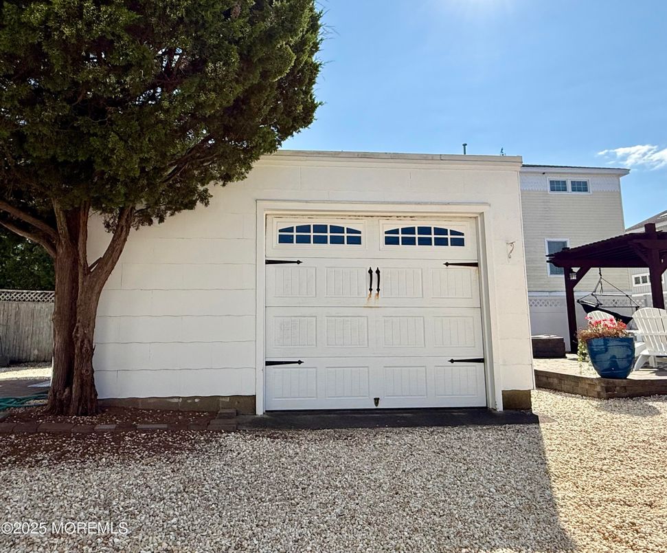 Detached Garage, Exterior