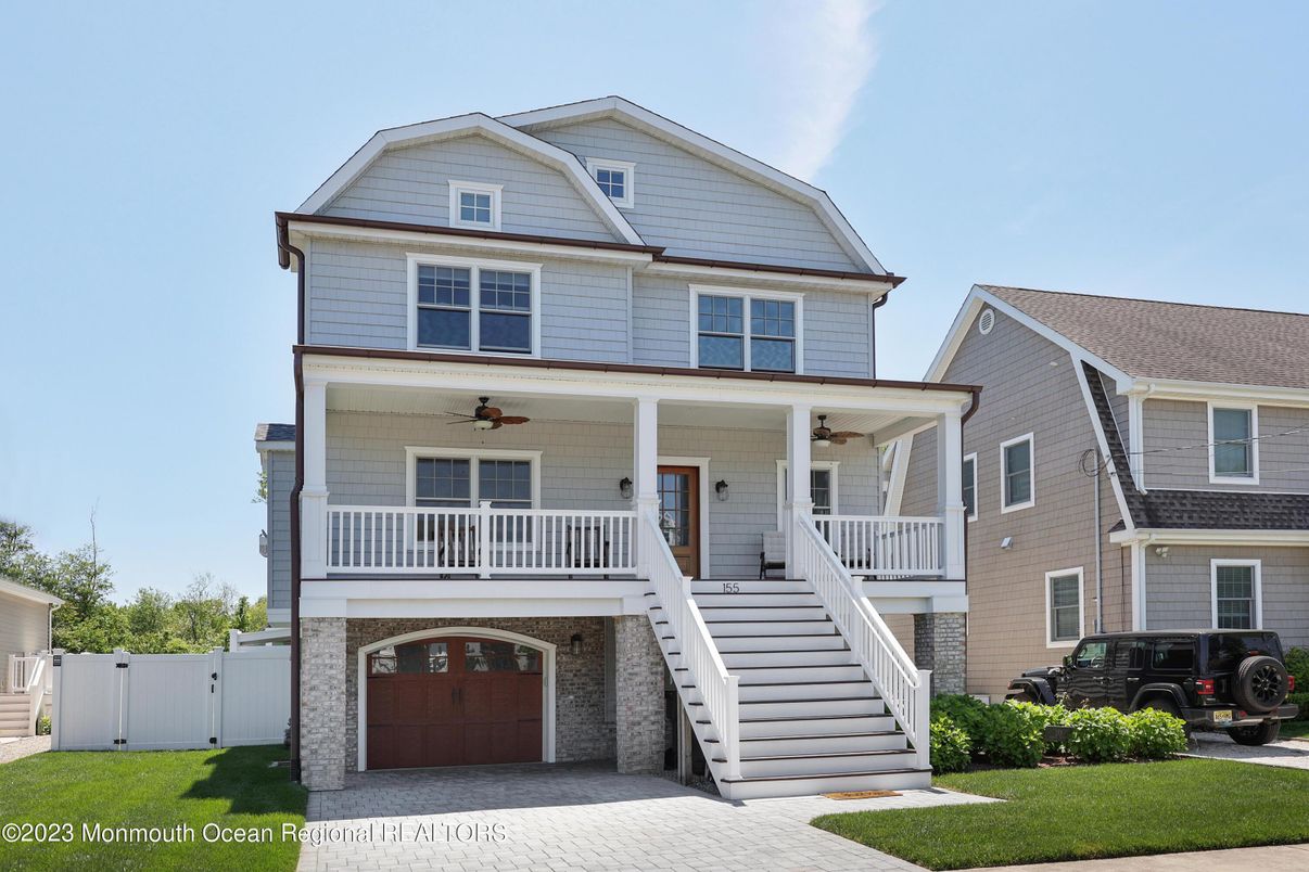 Attached, Exterior, Facade, Queen Anne Victorian
