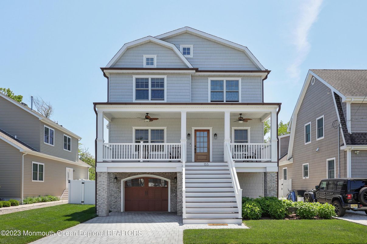 Attached, Exterior, Facade, Queen Anne Victorian