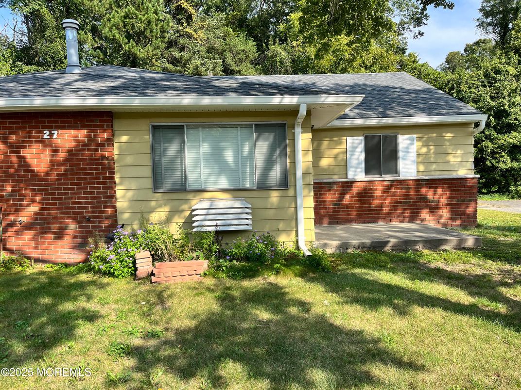 Exterior, Facade, Brick Facade, Ranch
