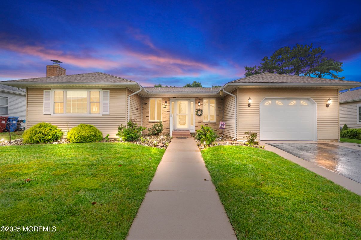 Attached, Exterior, Facade, Ranch