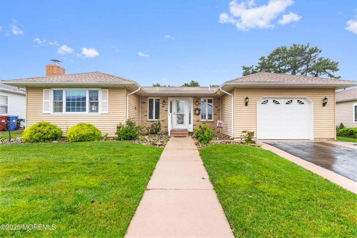 Attached, Exterior, Facade, Ranch
