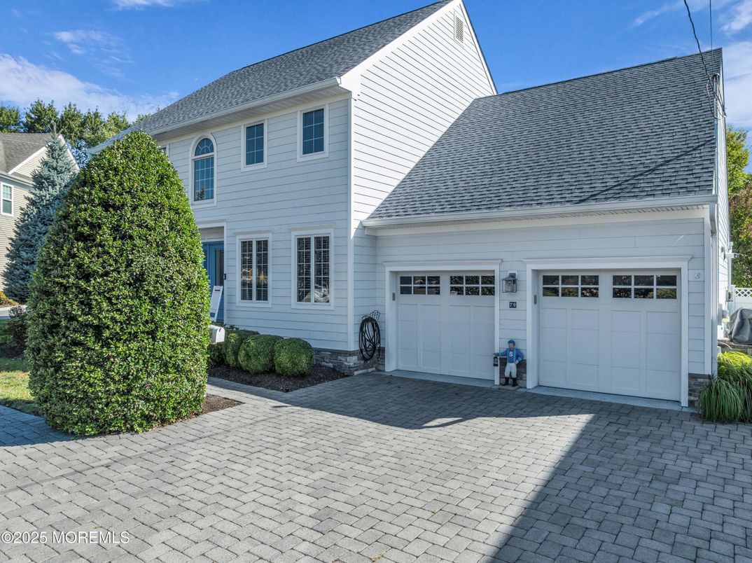 Attached, Exterior, Facade, Cape Cod