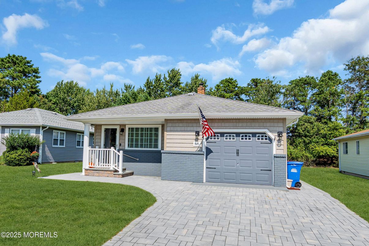 Attached, Exterior, Facade, Ranch