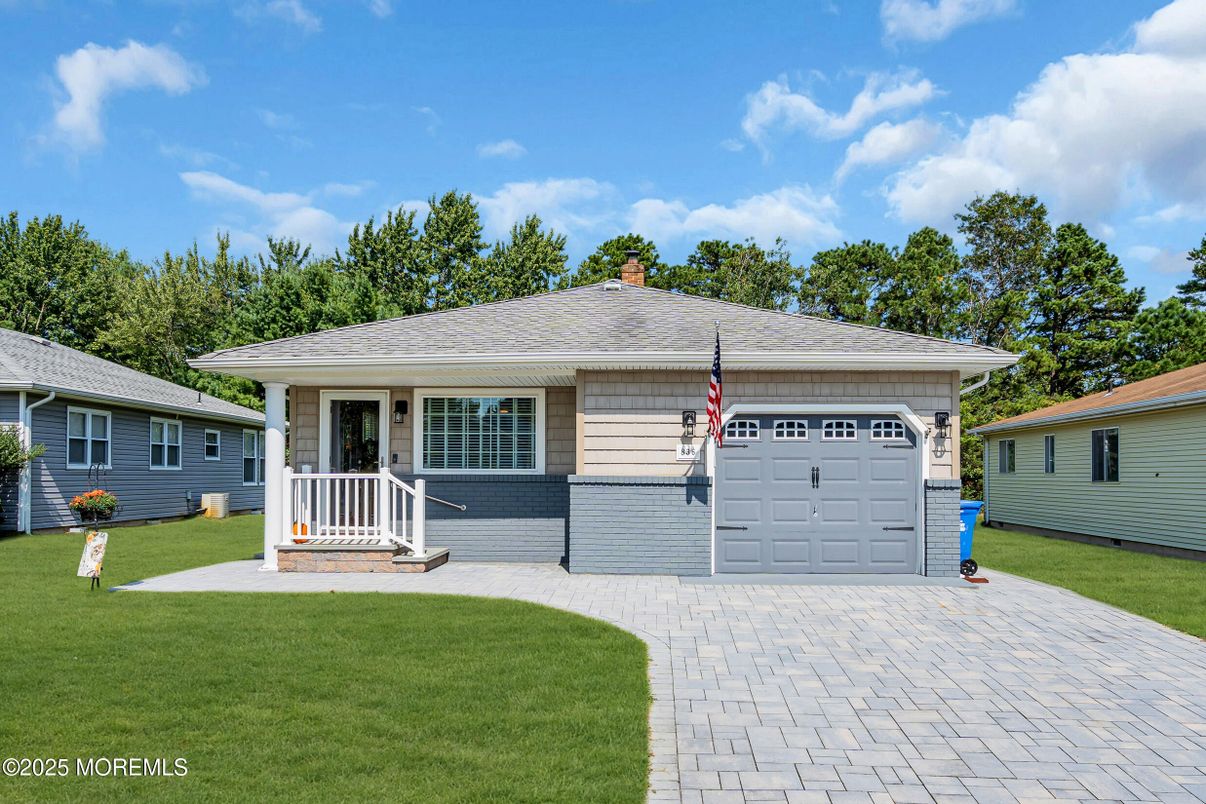 Attached, Exterior, Facade, Ranch