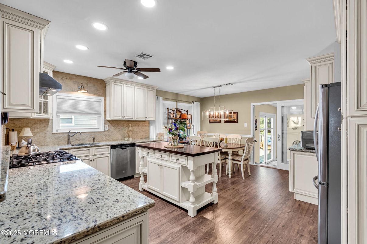 Chandelier, Dining room, Interior, Kitchen, Pendant Lights, Recessed Lighting, Wood Texture Flooring