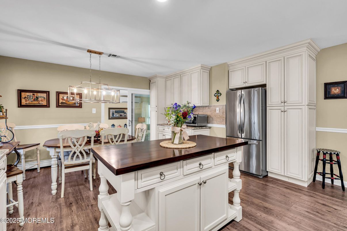 Chandelier, Dining room, Interior, Kitchen, Pendant Lights, Recessed Lighting, Stainless Steel Appliances, Wood Texture Flooring