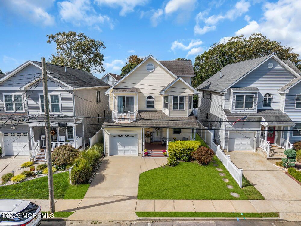 Attached, Exterior, Facade, Rowhouse