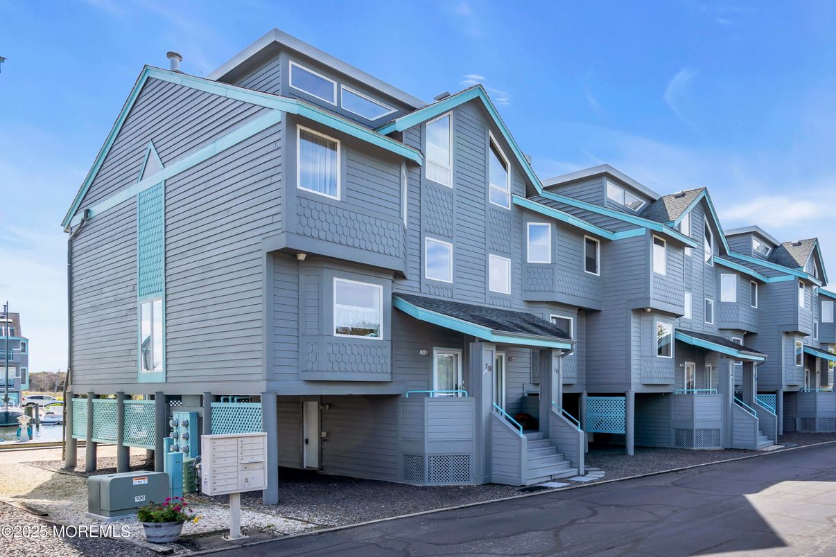 Exterior, Facade, Rowhouse